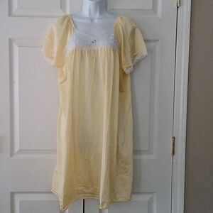 Vintage short sleeve yellow nightgown with lace accent  Sz L